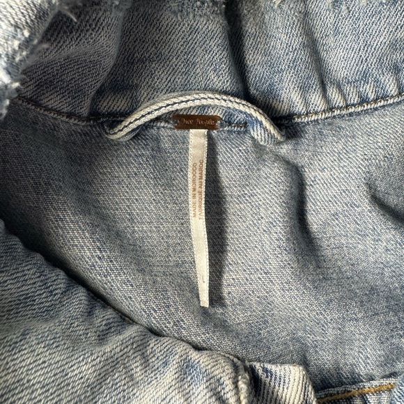 Free People Distressed light wash denim jacket with a worn-in look ⭐️ - Picture 3 of 9